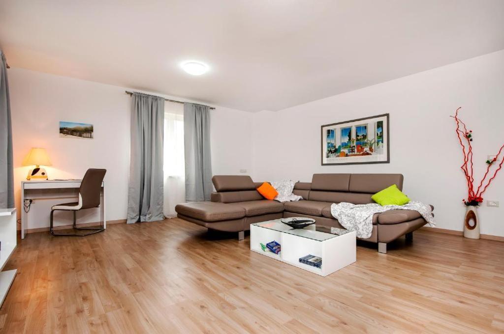 Aria Room And Apartmant Fuga 로비니 외부 사진