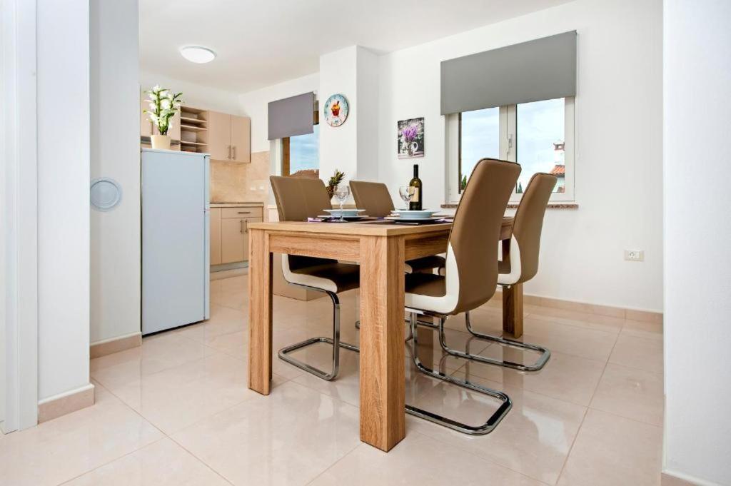 Aria Room And Apartmant Fuga 로비니 외부 사진