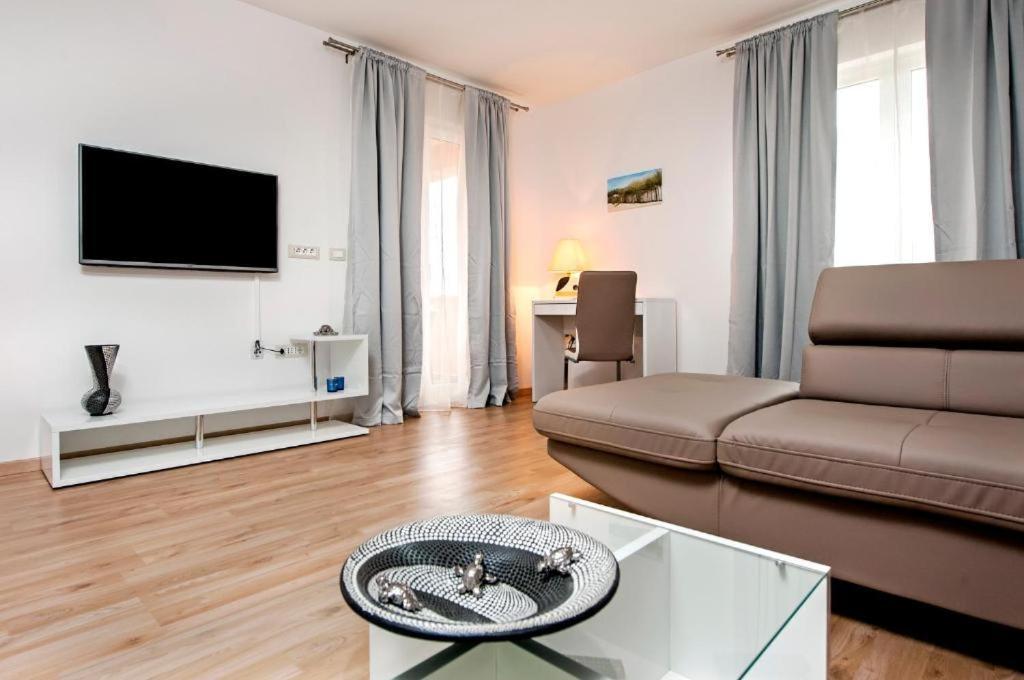 Aria Room And Apartmant Fuga 로비니 외부 사진