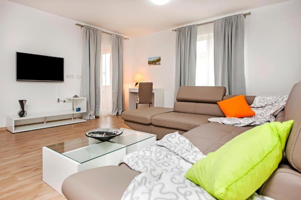 Aria Room And Apartmant Fuga 로비니 외부 사진